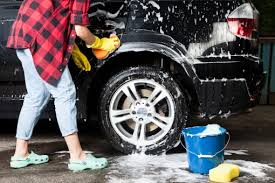 洗車する女性